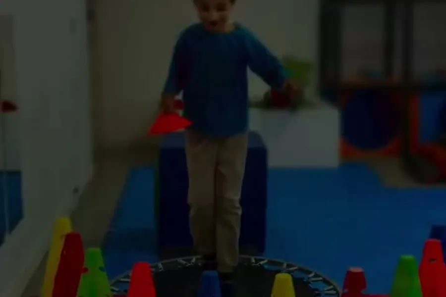 Parede de escalada na sala de atendimento
