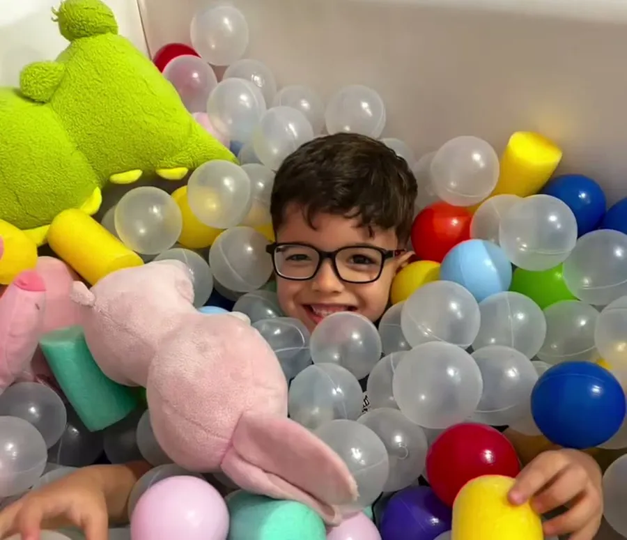 Piscina de bolinhas e cama elástica na sala de atendimento